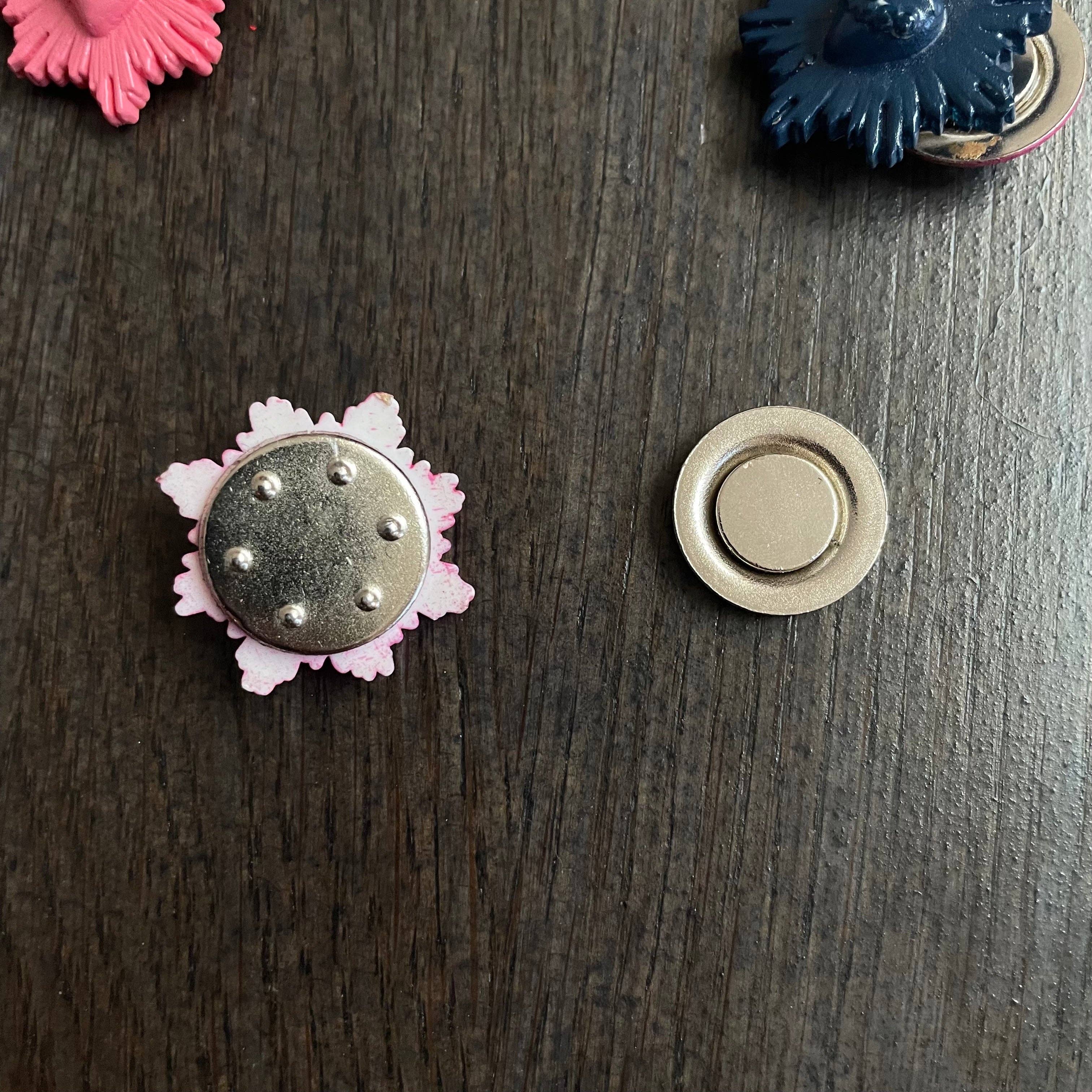 J'ai vu la Vierge - Vendita all'ingrosso Spilla da bavero - Spilla ex-voto magnetica3