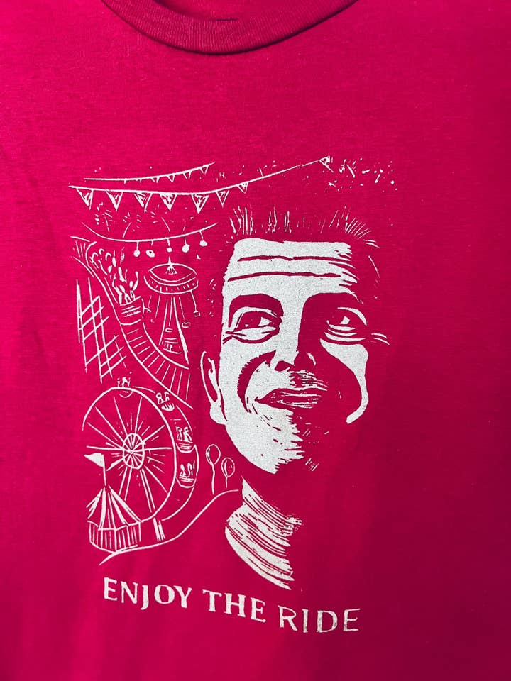 Geniet van de rit! Anthony Bourdain - zeefdruk T-shirt Unisex Softstyle volledig katoen voor wholesale door Pixel Palmer