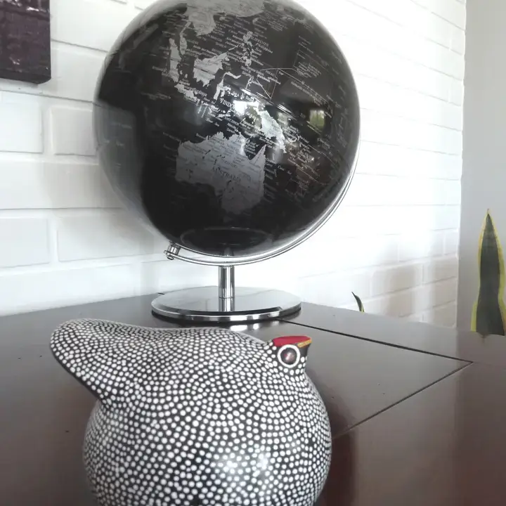 Dana Esteline - Venta al por mayor Figura decorativa - Pintada en cerámica 100 % artesanal en blanco y negro3