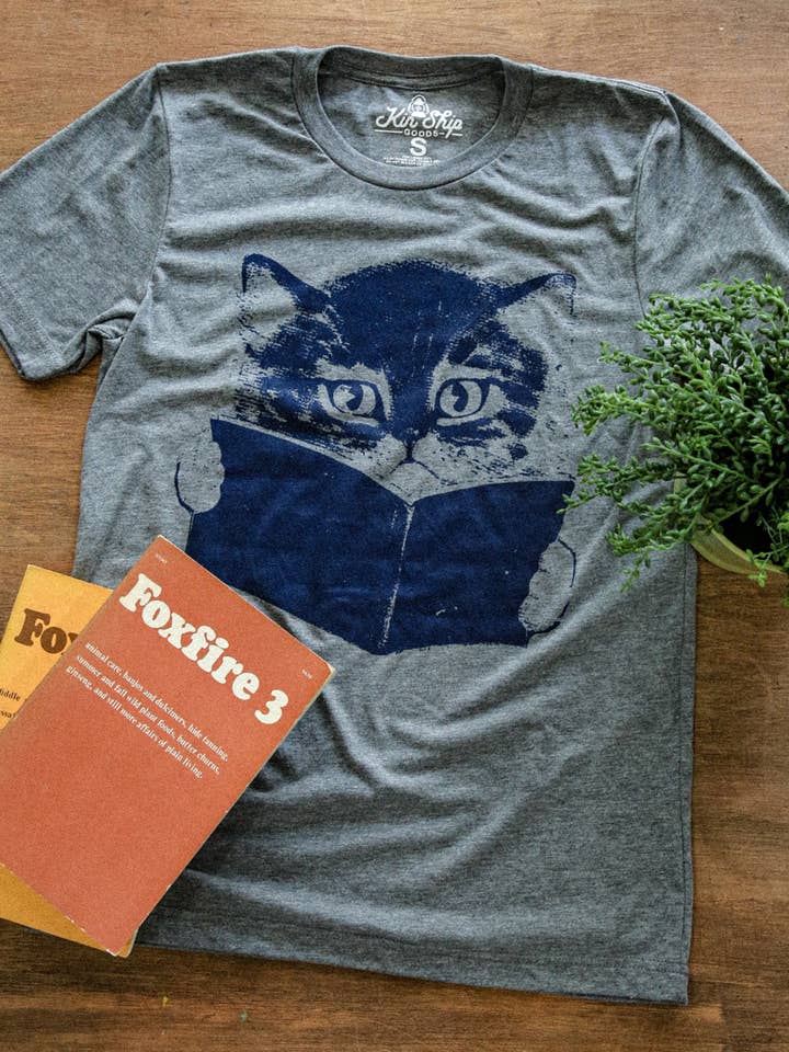 grå Katt läser bok t-shirt för wholesale på Faire2