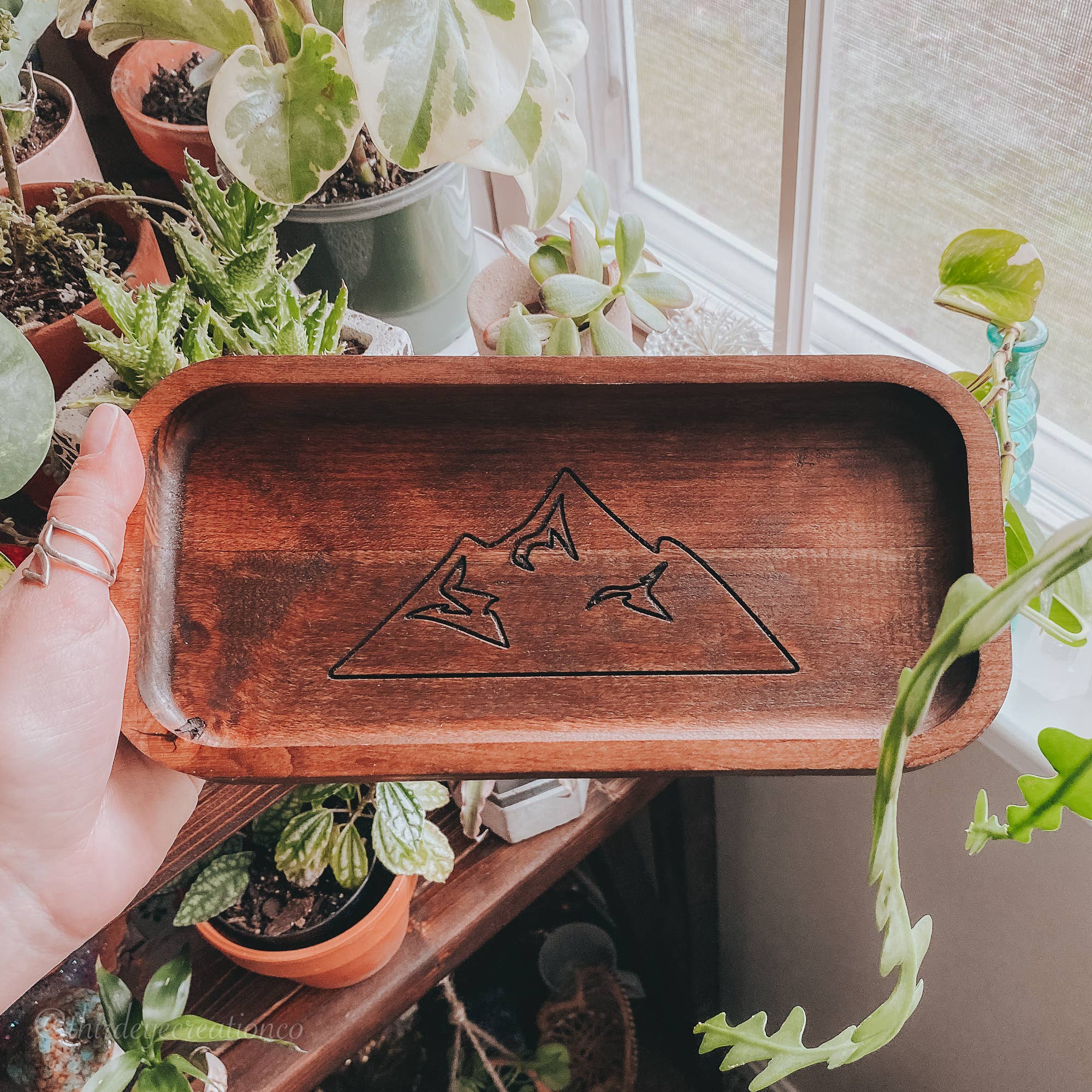 Third Eye Creation Company - Venta al por mayor Bandejas decorativas - Bandeja Rústica de Madera – Diseño de Montaña - Nogal0
