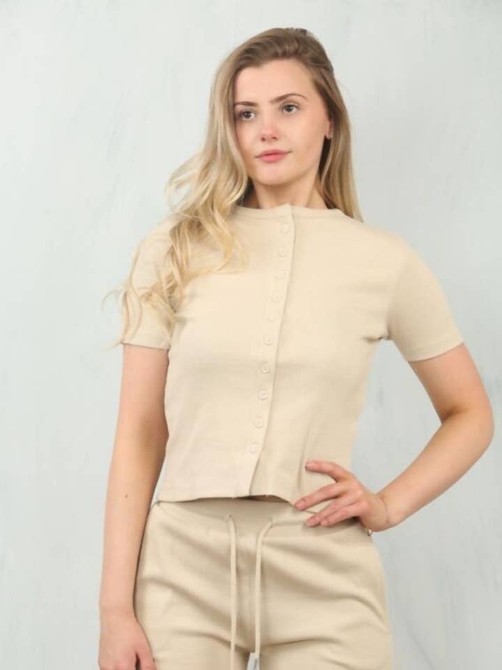 Haferflocken Geripptes Crop-Top mit Knopfleiste und Kordelzug-Shorts-Set - Sandra für den Großhandel von Femme Luxe