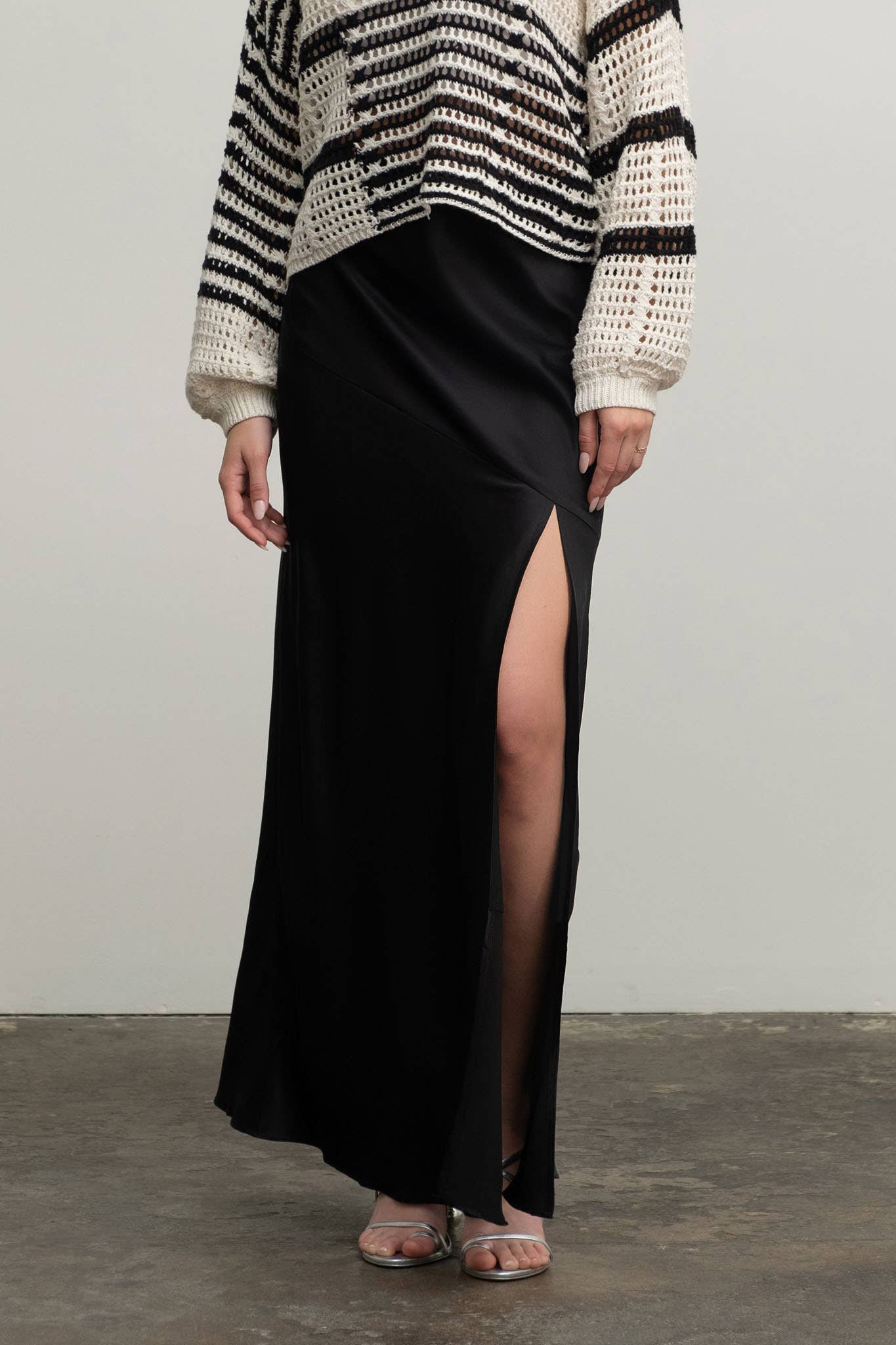 Blu Pepper - Vendita all'ingrosso Gonna - Donna - Gonna midi asimmetrica in raso con spacco laterale18