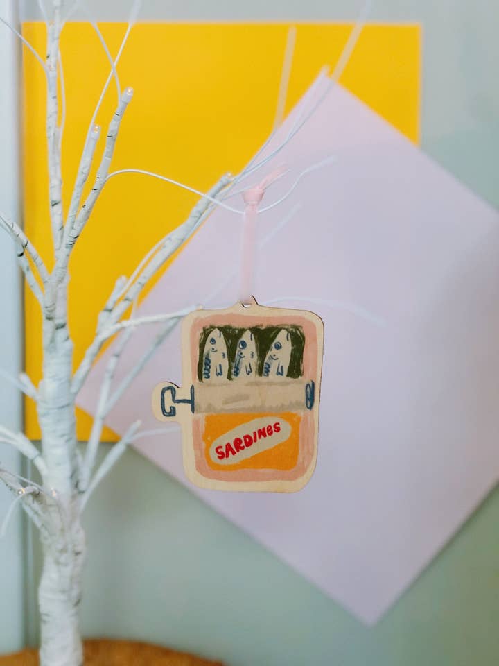 Unik färgglad träsöt sardin kan semesterprydnad för wholesale av Emily Petrilla Illustrations