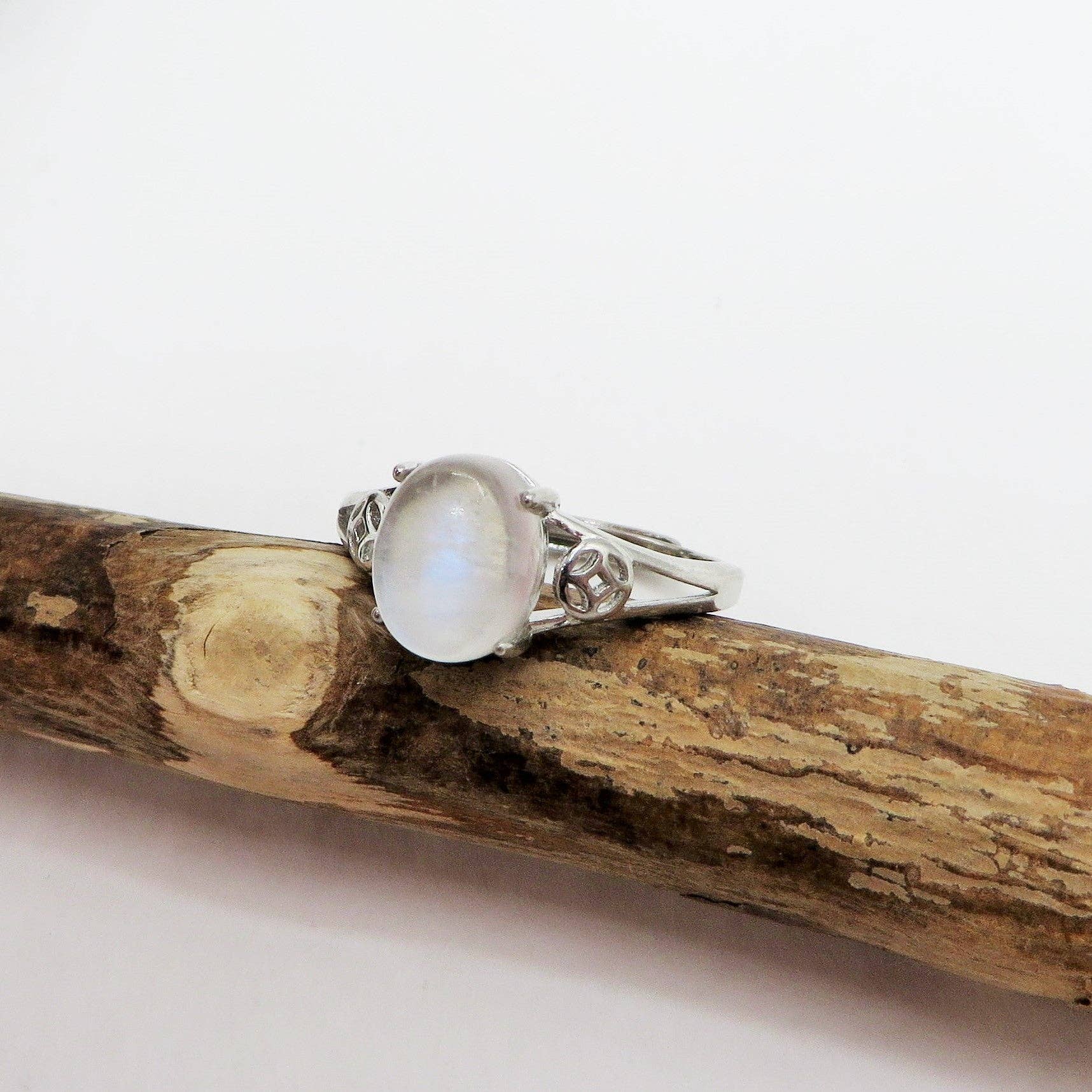 BOHEMIAN DEVA ~ Anello regolabile in Pietra di Luna - MoonStone naturale for wholesale on Faire1