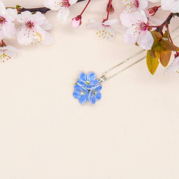 Collar de porcelana azul Forget me not/collar de flores/ para venta al por mayor de Hop Skip & Flutter