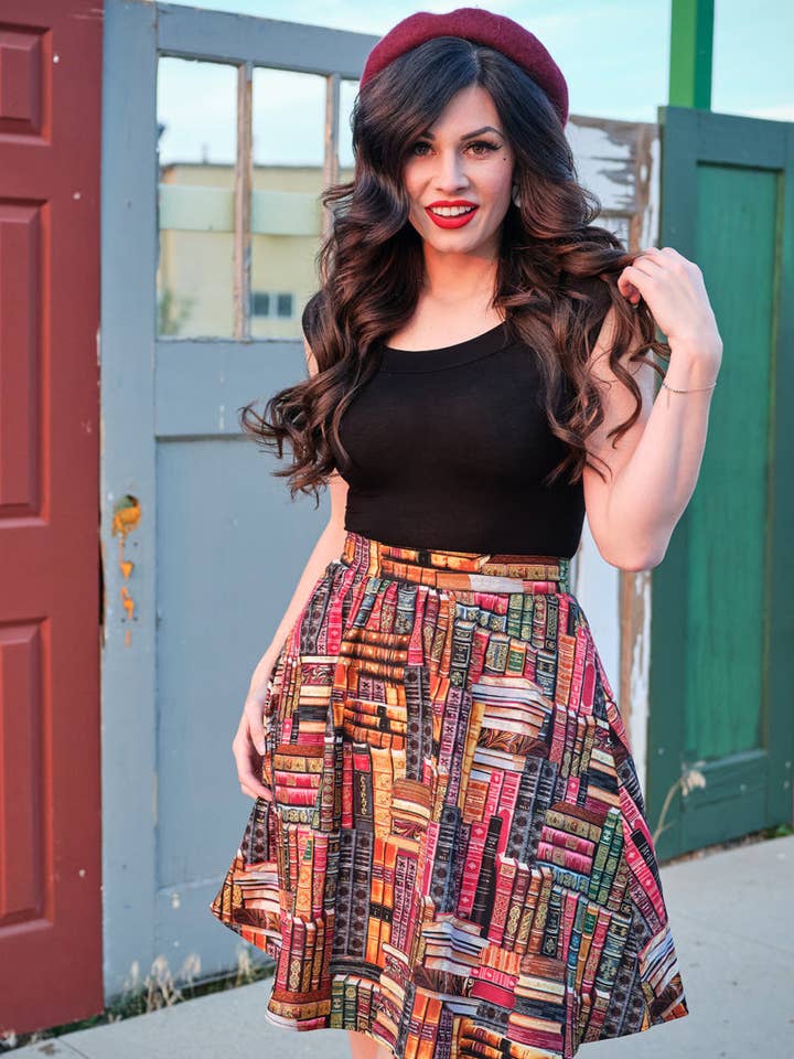 Jupe évasée "Ne jugez pas un livre à sa couverture" pour la vente par Retrolicious