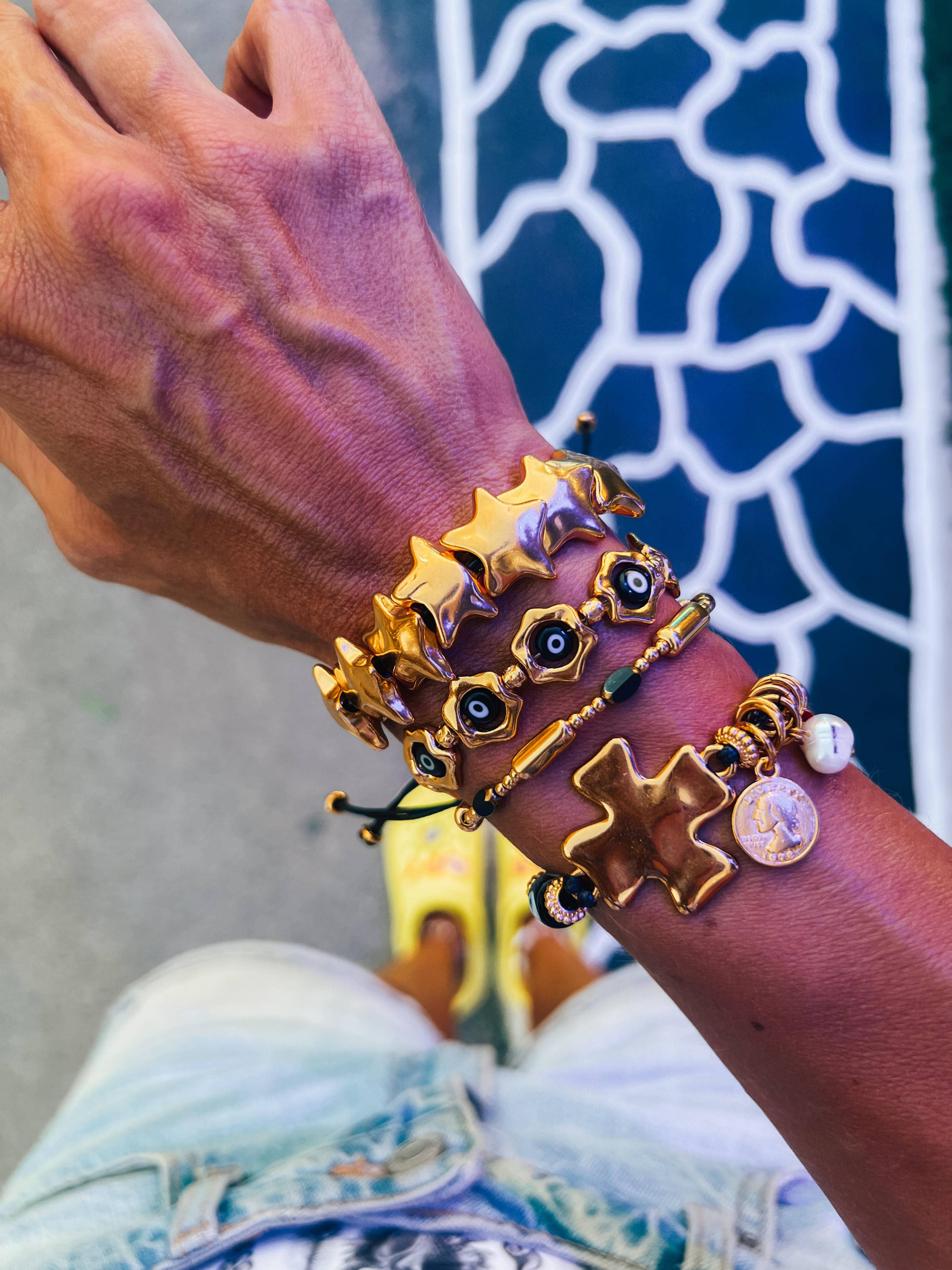 Goupi – Engroshandel Perlearmbånd – Guldarmbånd med sort justerbar snor1