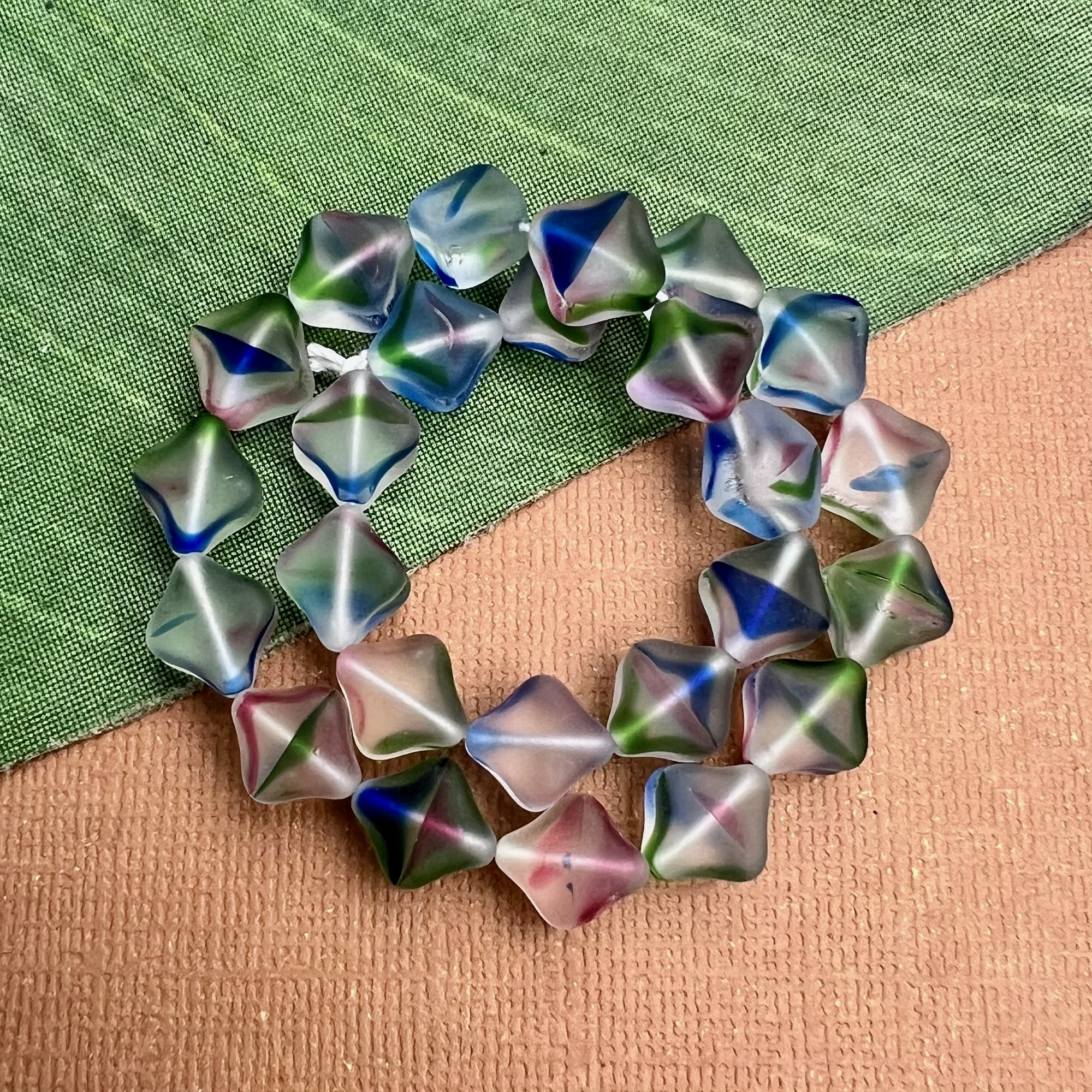 Bead Goes On – Großhandel Perlen – Vintage irisierende Diamantperlen1