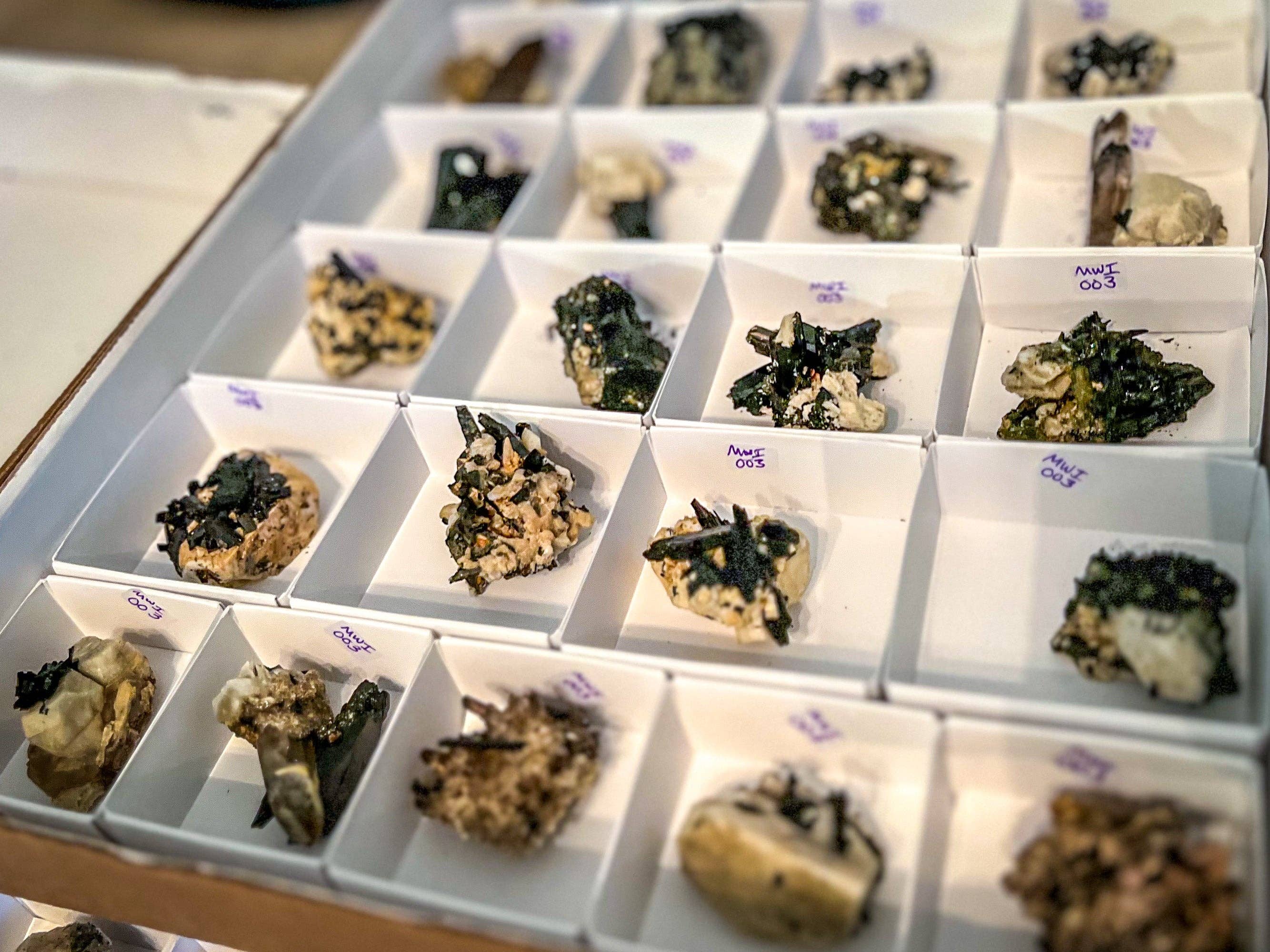 Mandala Gems – Engroshandel Spirituelle sten og krystaller – Blandede Malawi-mineraler med Aegerine, Røgrøgkvarts, Rutil, Grøn Chlorit5