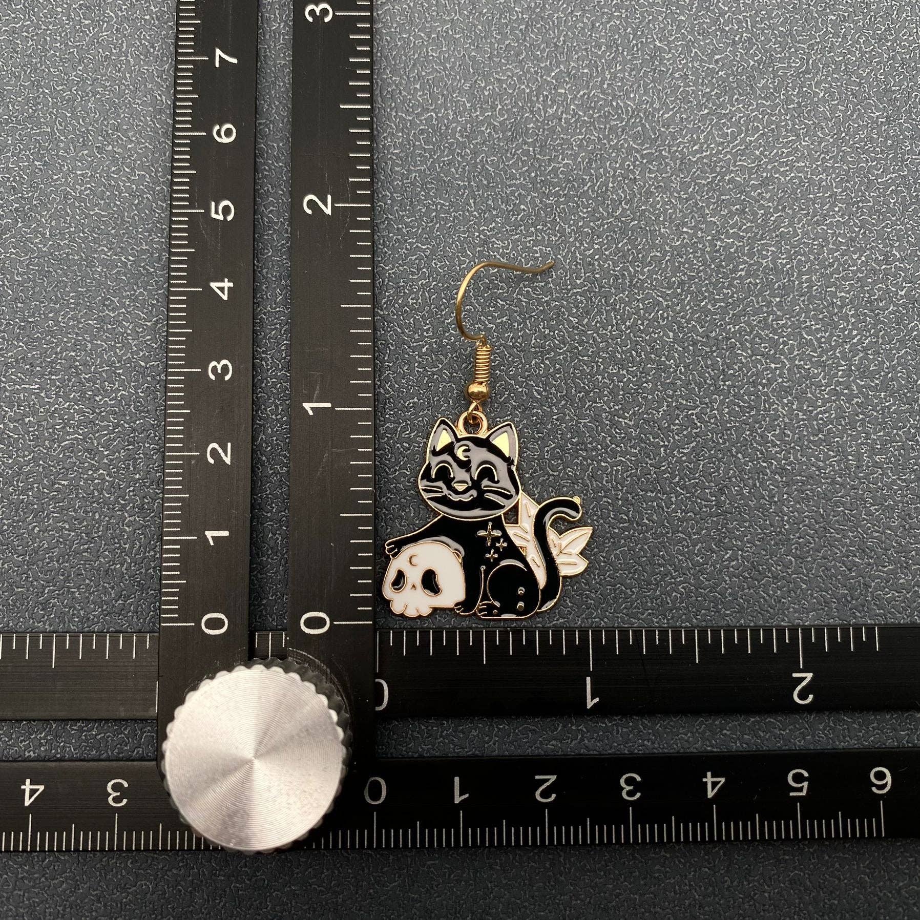 Mio Queena - Wholesale Hangende/ronde oorbellen - Oorbellen met emaillen bloemen en magische kat in diverse stijlen8