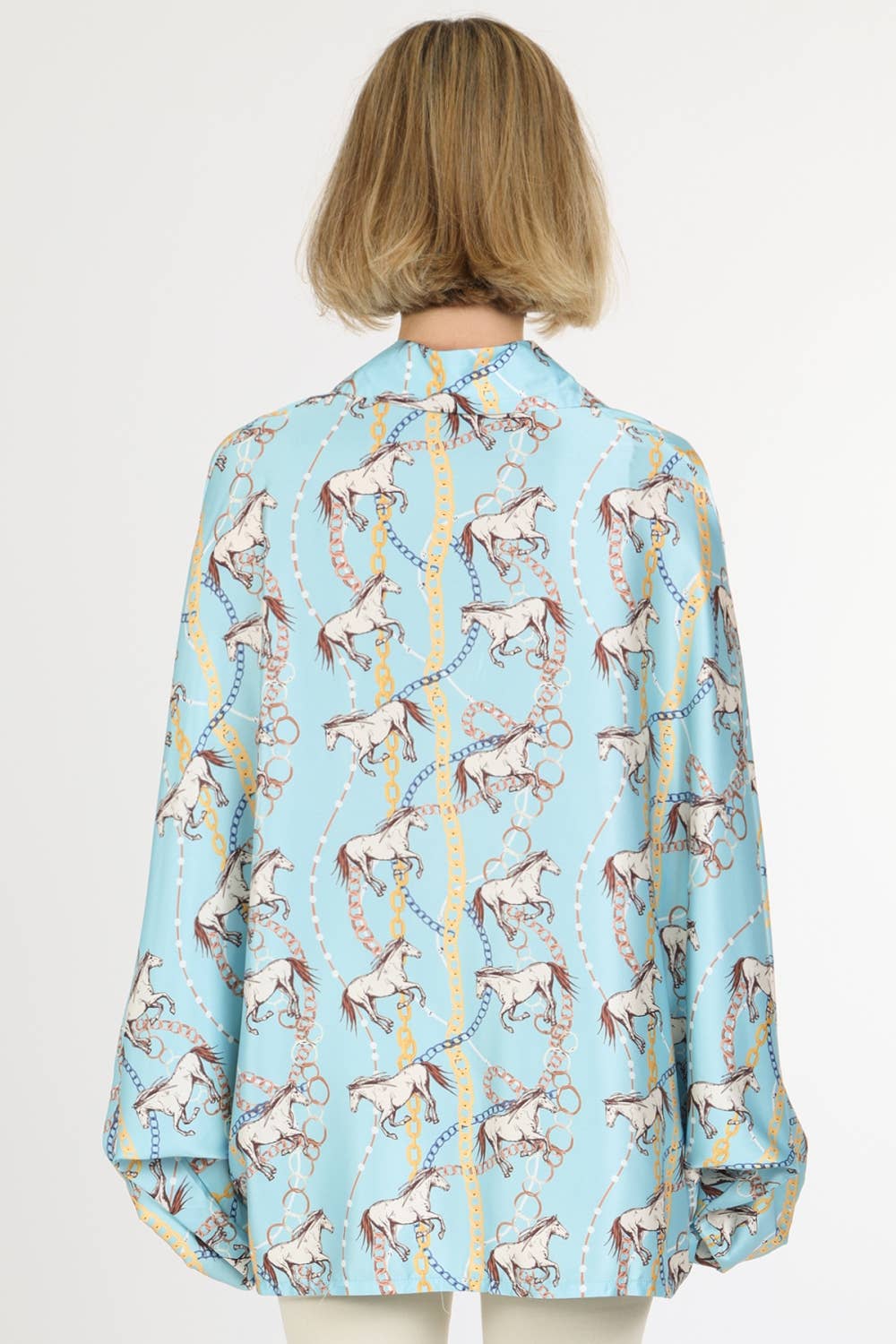 Beulah Style – Blusa - Mulher por atacado – Blusa de Cetim com Estampa de Corrente Multicolorida e Cavalo QC21744