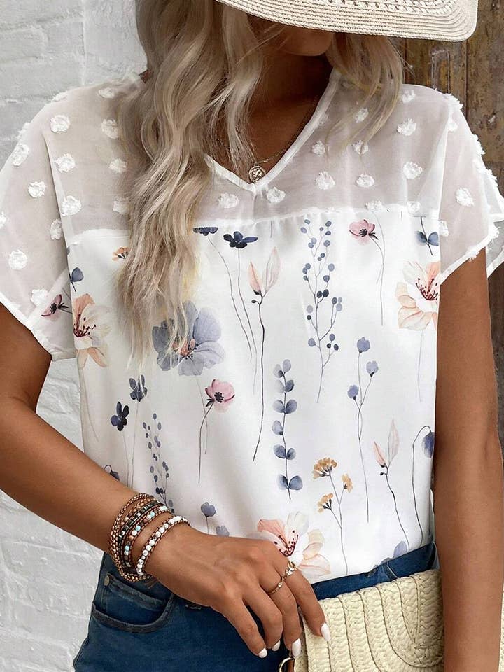 BLANC HAUT À MANCHES COURTES EN PATCHWORK EN DENTELLE IMPRIMÉE À COL EN V en vente sur Faire