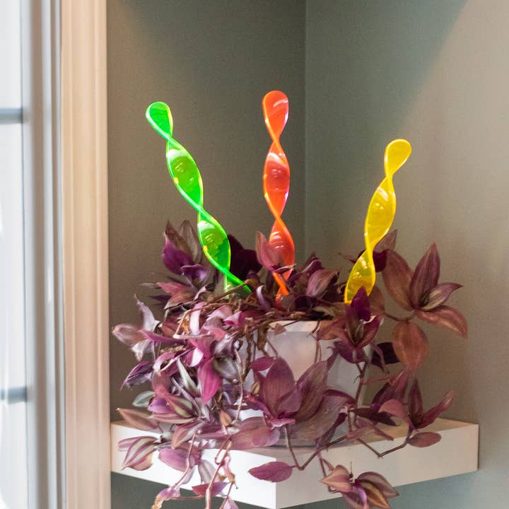 The Colored Petal - Wholesale Garden/Lawn Stake - Suncatcher rainbow acrylic stakes - Twisty stake