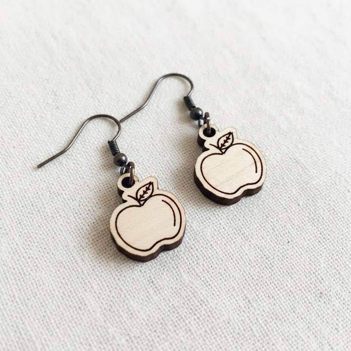 Æblegraverede træøreringe© af Aurora North Home™ for engroshandel hos Aurora North Home