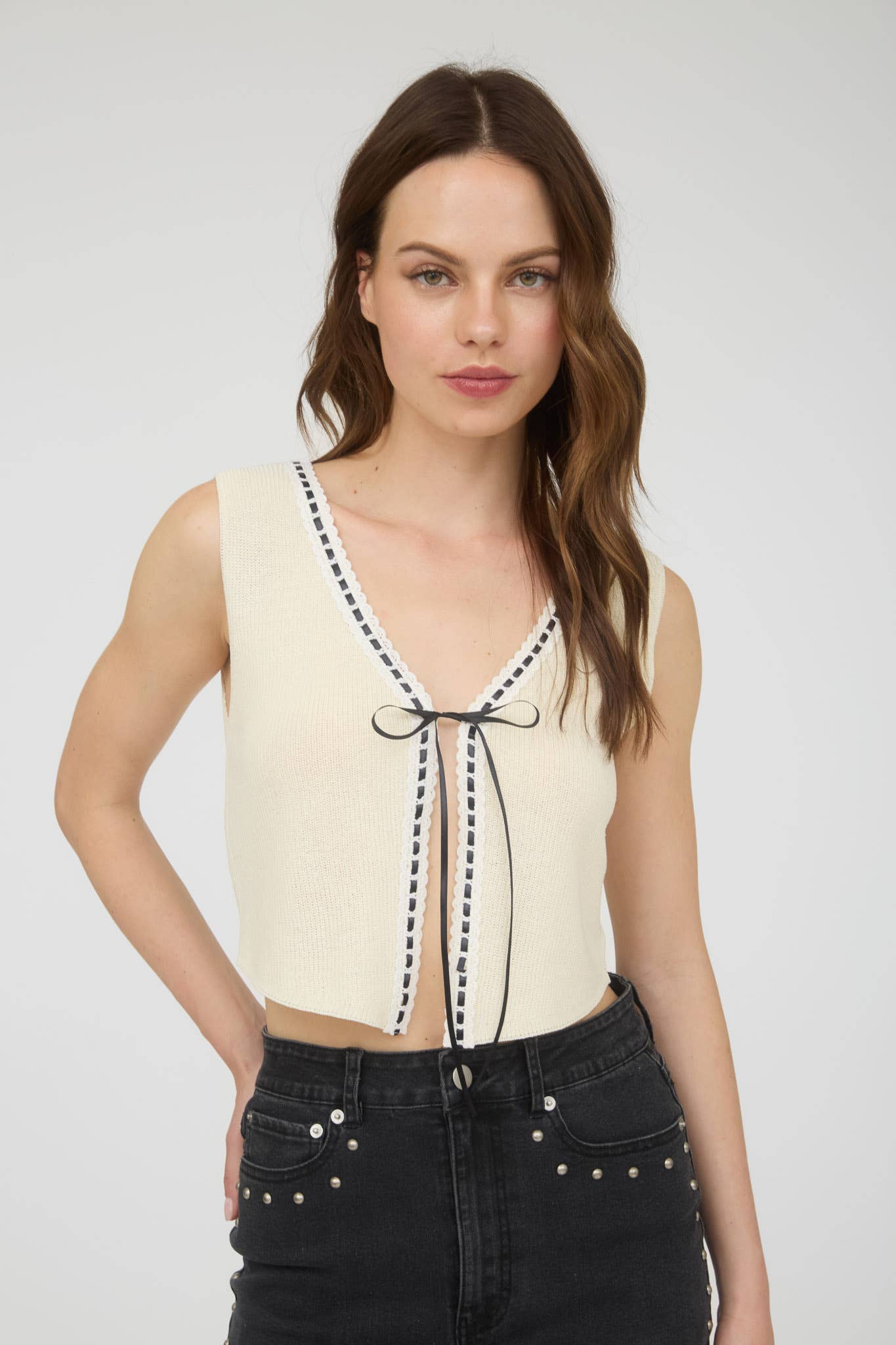 The Workshop Studio - Vendita all'ingrosso Gilè imbottito - Donna - GILET IN MAGLIA CON LACCIO ANTERIORE E BORDO IN PIZZO CON NASTRO4