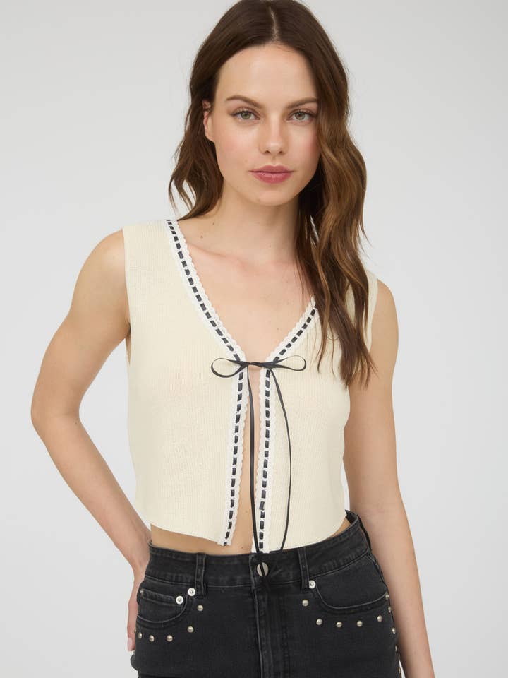 The Workshop Studio - Vendita all'ingrosso Gilè imbottito - Donna - GILET IN MAGLIA CON LACCIO ANTERIORE E BORDO IN PIZZO CON NASTRO4