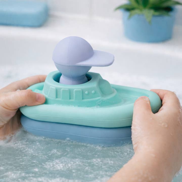 Jouet d'éveil pour le bain - Set de 2 bateaux et 1 capitaine pour la vente par PETIKIDS
