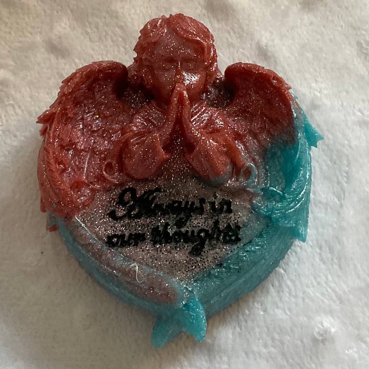 Ange en résine fait main avec ailes – « Toujours dans nos pensées » pour la vente par Aka Designs