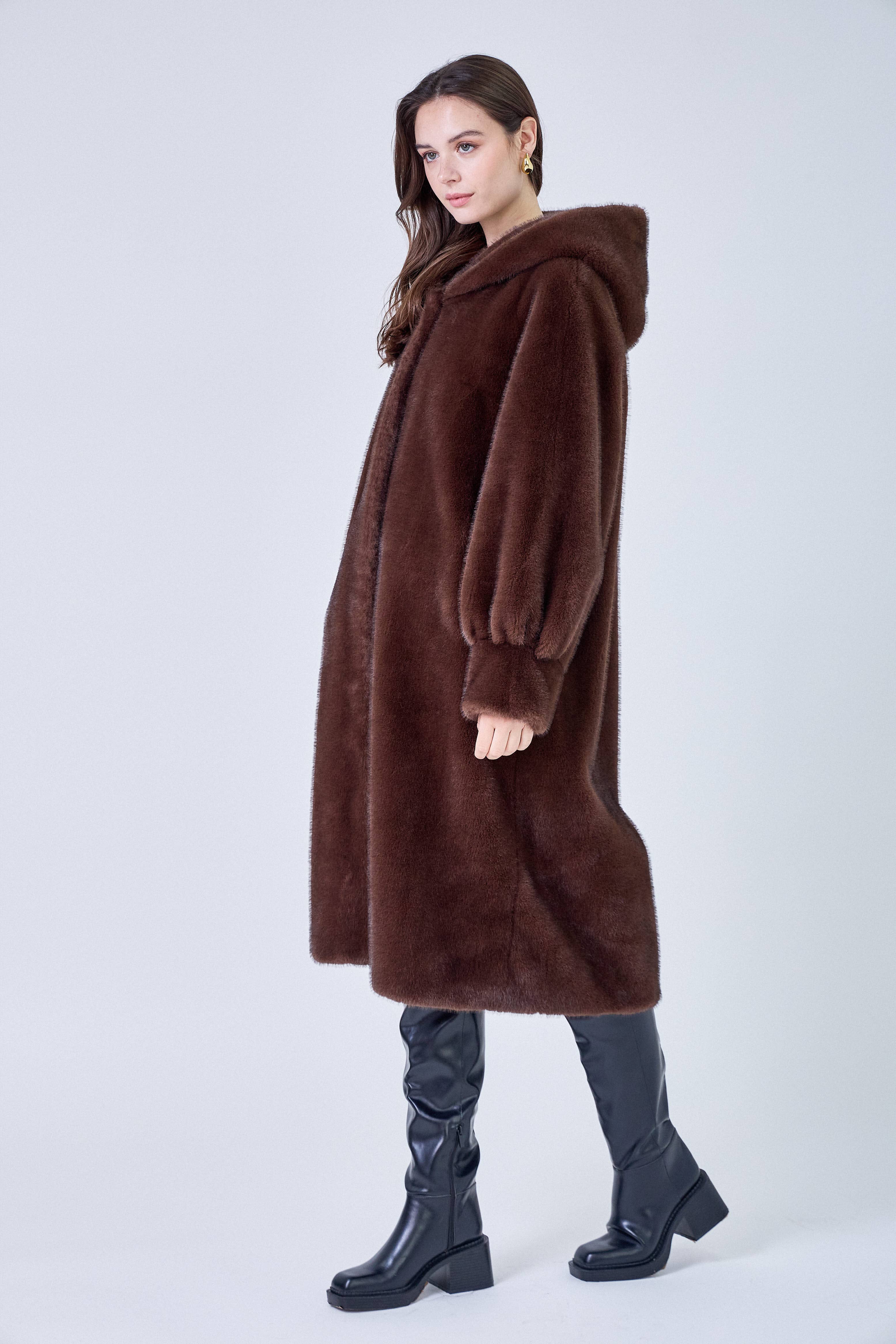 Giovanni Paris – Großhandel Pelz-/Kunstpelzmantel – Damen – Isabella Mantel mit Kapuze aus ultraweichem Kunstfell16