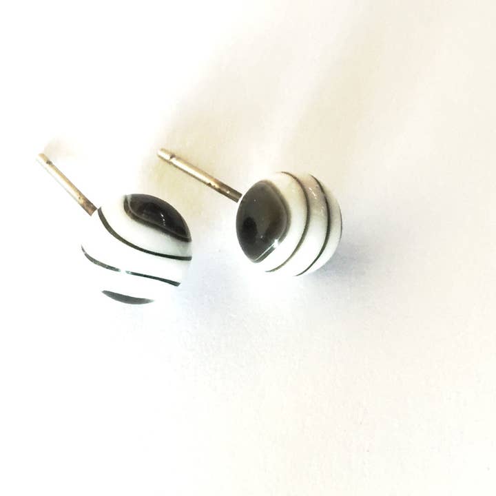 Orecchini a bottone marmorizzati bianchi e neri da 8 mm per la vendita all'ingrosso da parte di Leetie Lovendale