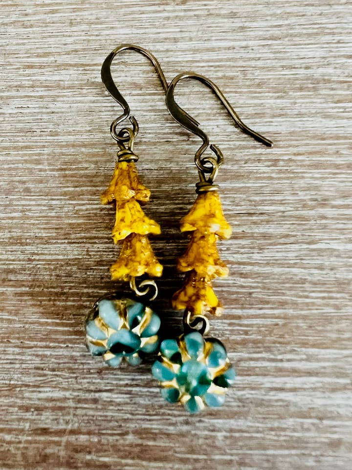 Spring Showers Golden Bud oorbellen met aquabloemen voor wholesale door Twist Style