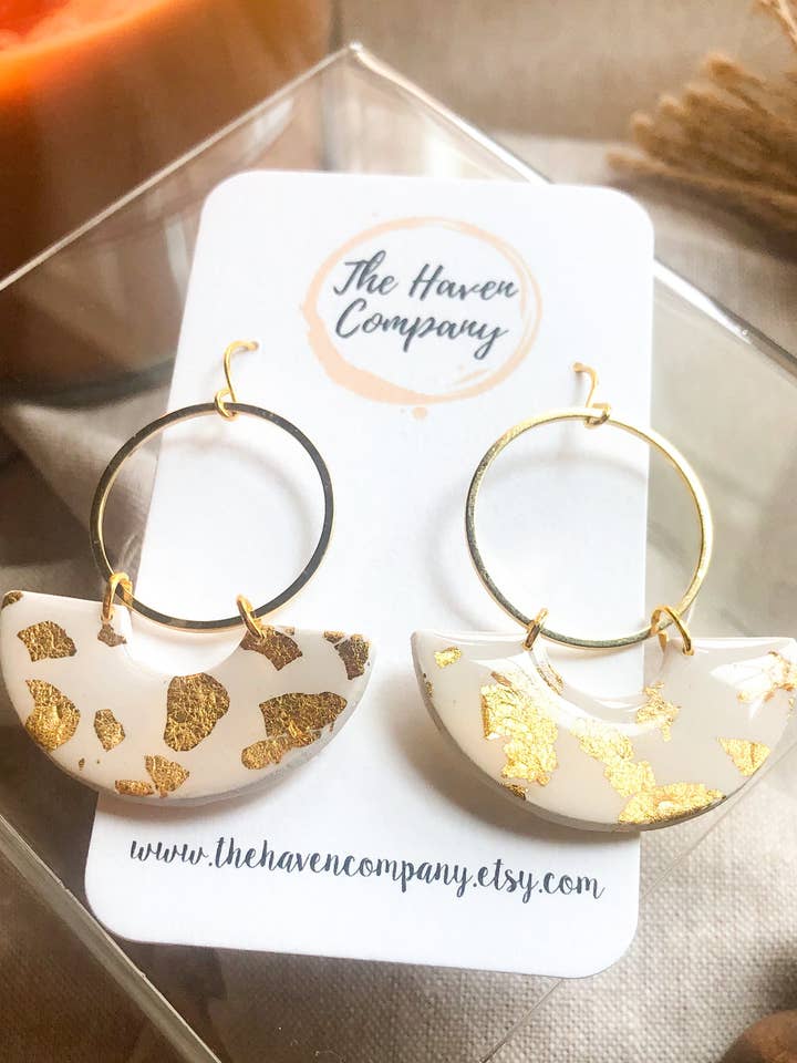 Charlotte | Farbe: Sesam mit Blattgold | Tonohrringe für den Großhandel von The Haven Company