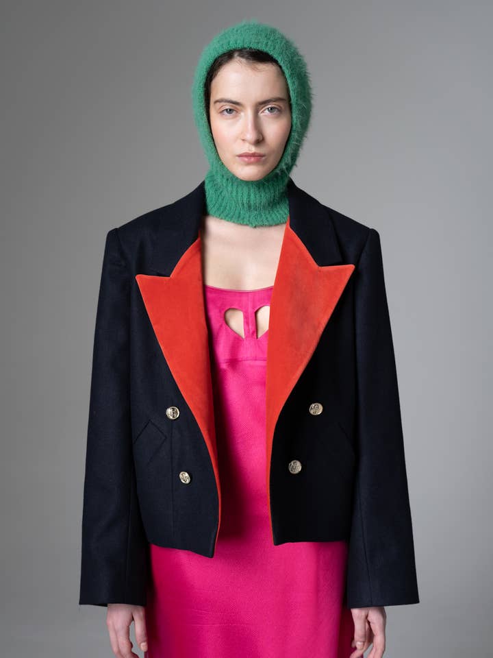 Oversized Kaschmirblazer mit roten Samt-Revers und goldenen Knöpfen für den Großhandel von FUTURE PLANET OF STYLE