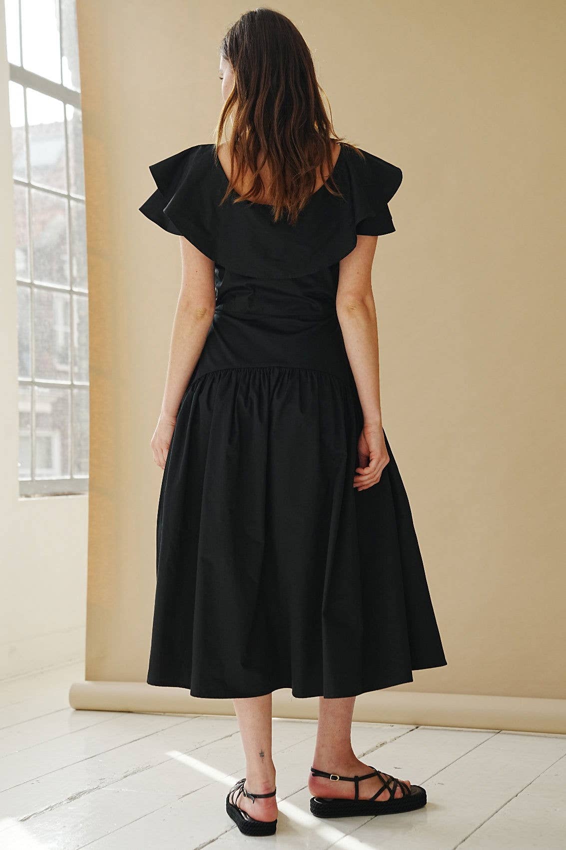 Marianna Déri GmbH - Venta al por mayor Vestido - Mujer - Vestido midi negro con volantes4