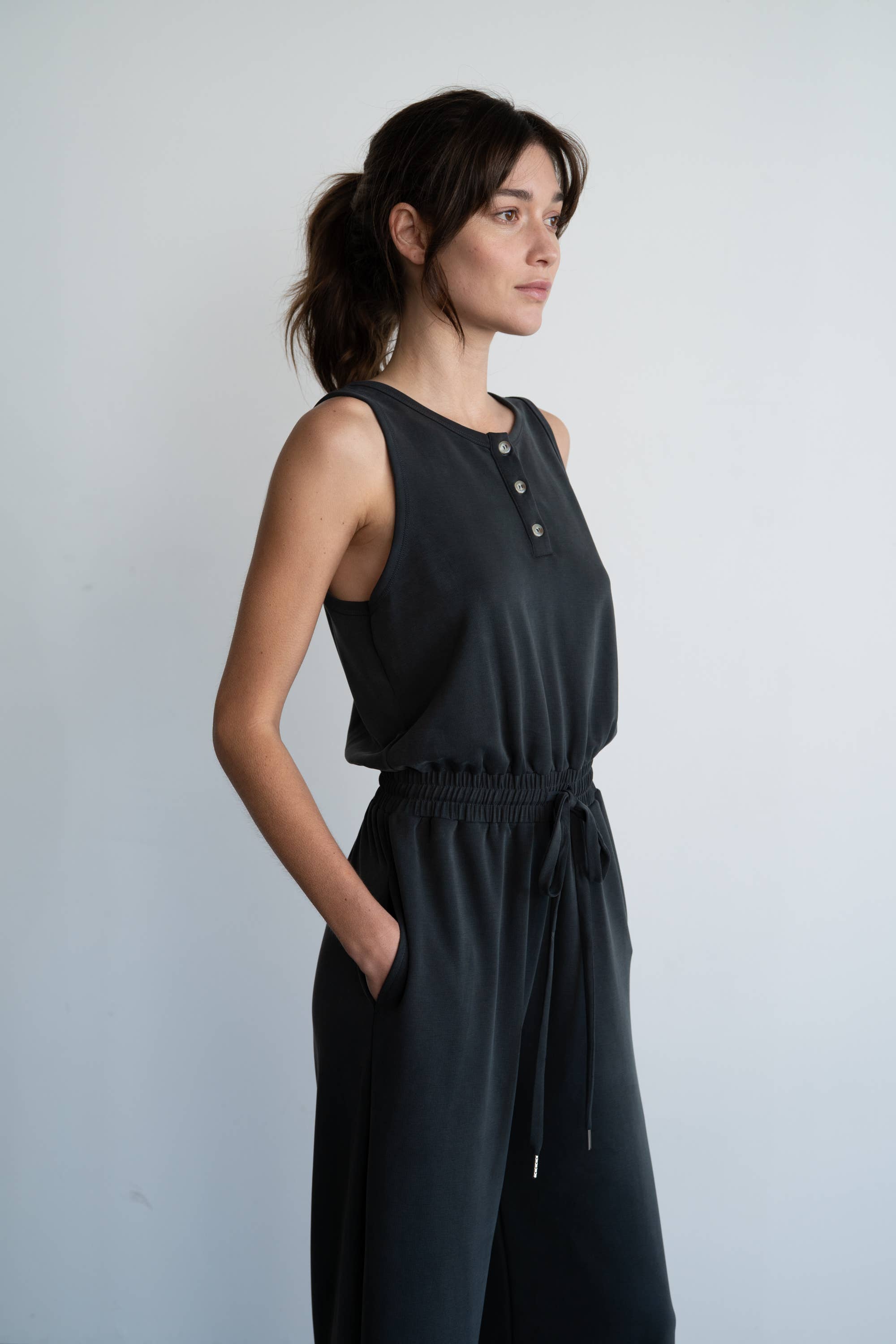 ELLE GREY – wholesale Jumpsuit - Dam – LÄTTGÅENDE HENLEY JUMPSUIT1