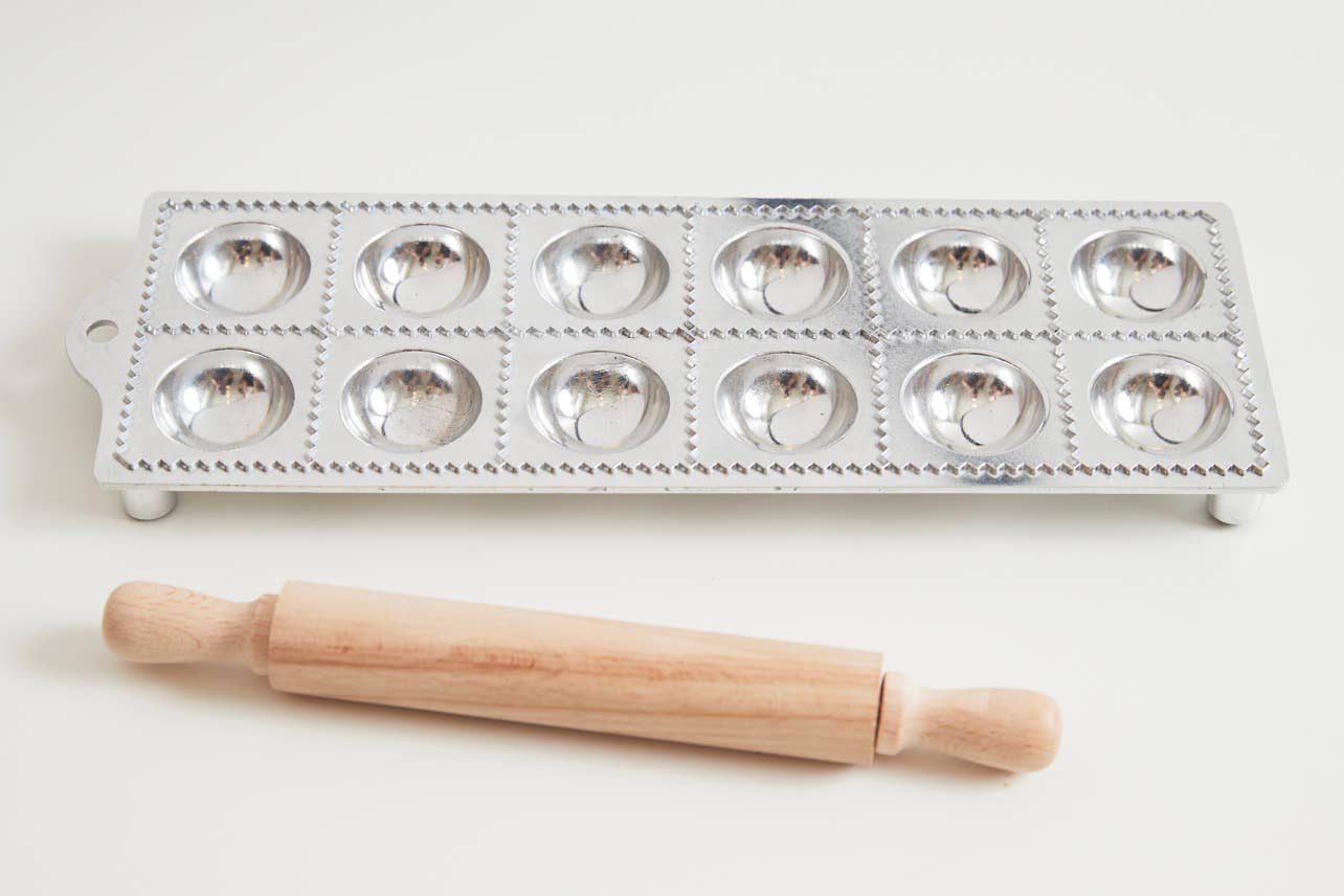 Verve Culture - Wholesale Kitchen Tool/Gadget - Italian 12-piece Ravioli Mold with Roller3