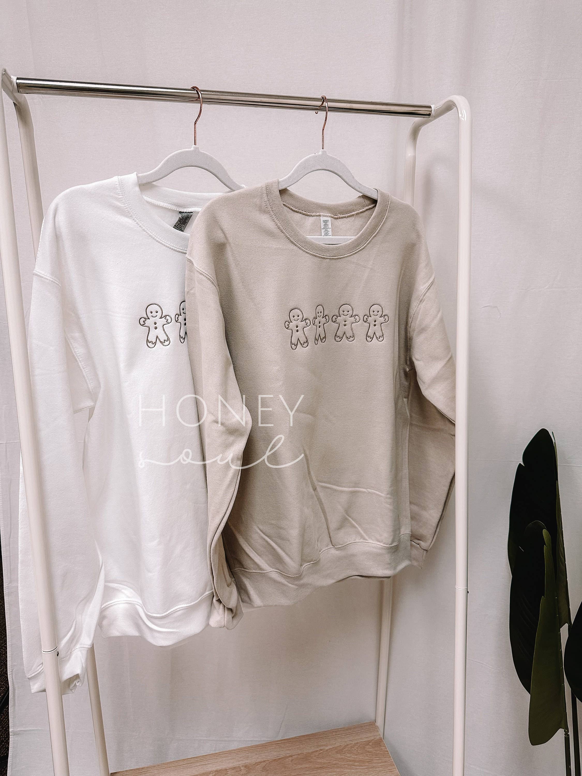 Honey Soul LLC – Großhandel Sweatshirt mit Grafikdruck – Unisex – Besticktes Sweatshirt mit Lebkuchenmännchen | Weihnachtssweatshirt2