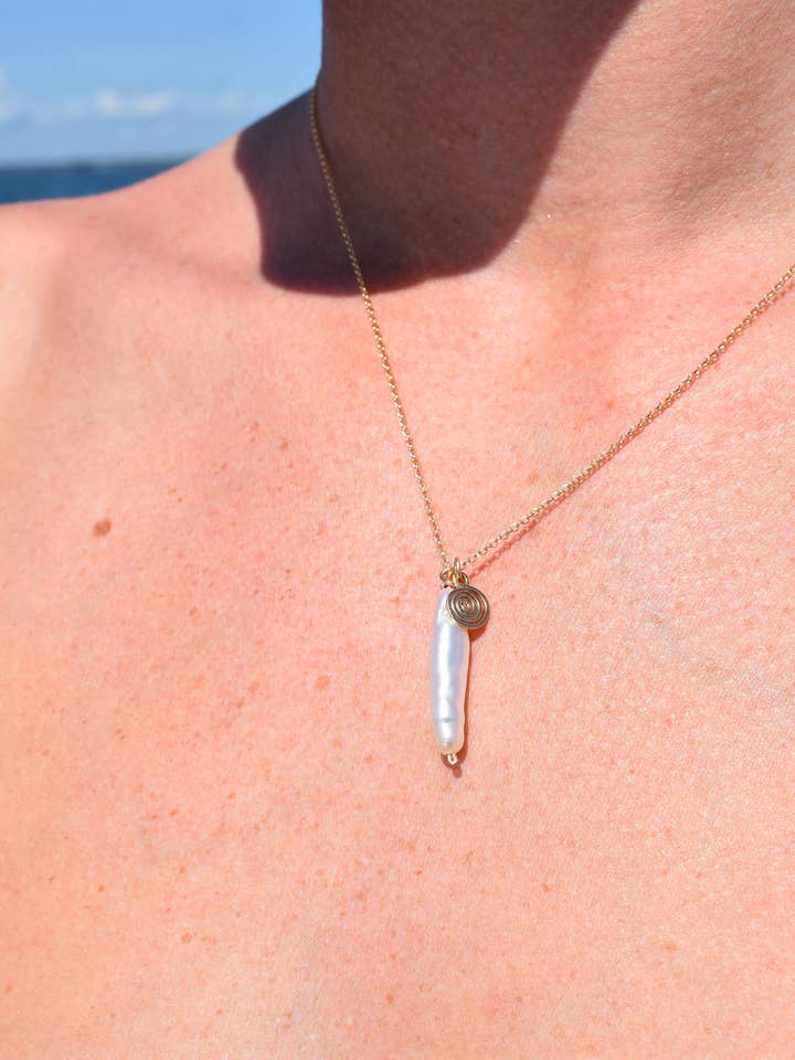 Collier en spirale en perles pour la vente par RA HA Jewelry