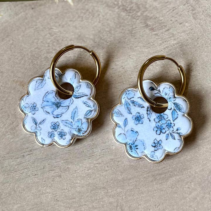Boucles d'oreilles créoles florales délicates bleues, en argile pour la vente par Ethereal Clay