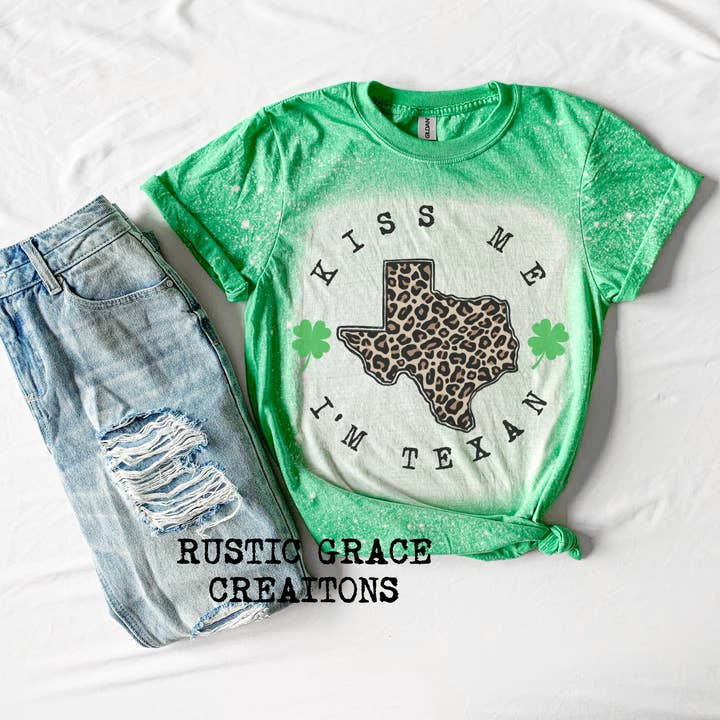 Kiss me im Texan | St Patricks Day | T-shirt vintage | Effet usé | T-shirt unisexe pour la vente par Rustic Grace Creations