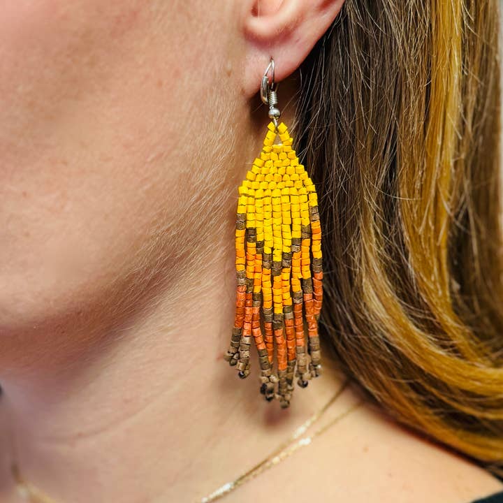 Mini-boucles d'oreilles à franges ultra légères avec motif de flèche ombrée pour la vente par Los Colores de la Tierra