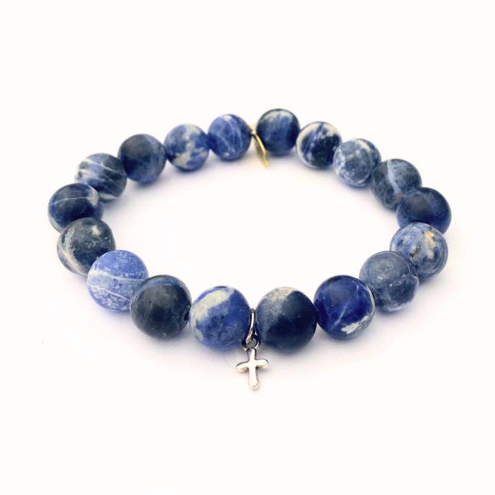 Bracelet en cristal de sodalite + breloque en forme de croix en argent pour la vente par Infinite Warrior