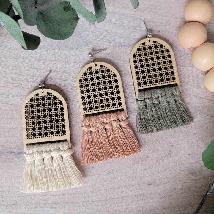 Rattan Arch Macrame øreringe for engroshandel hos Knotty but Nice