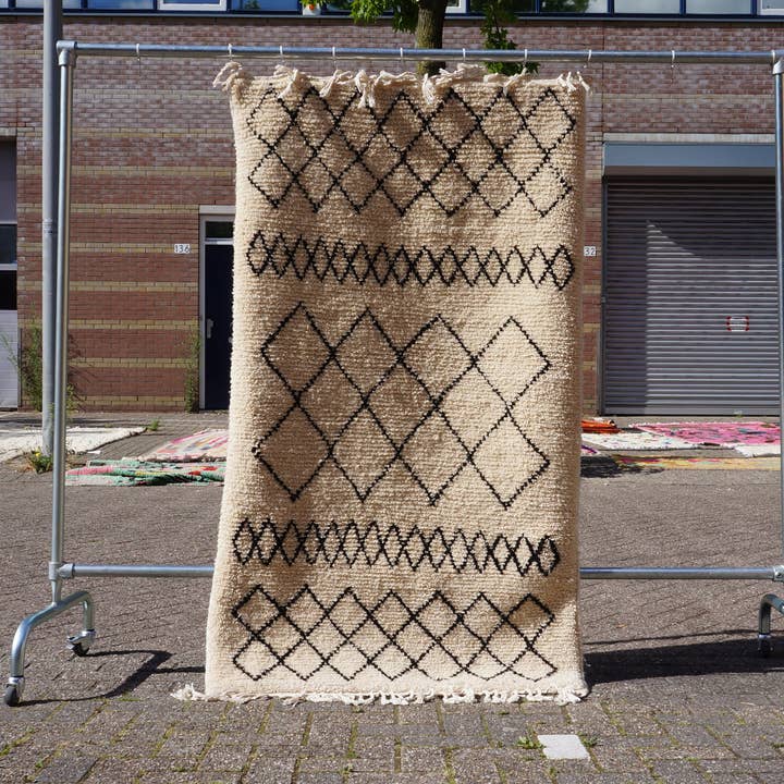 MINIMAL WHITE & BLACK DIAMOND PATTERN WOOL RUG for wholesale by Daridecoo