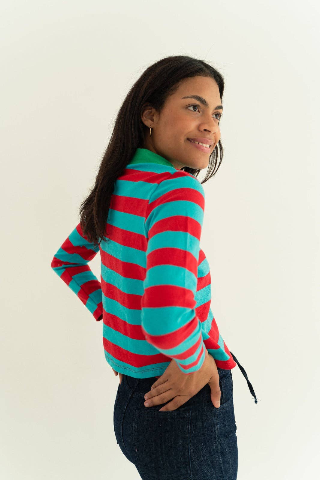 MindTraveler – Großhandel Poloshirt – Damen – Rotes und aquamarin gestreiftes Polo mit grünem Kragen6