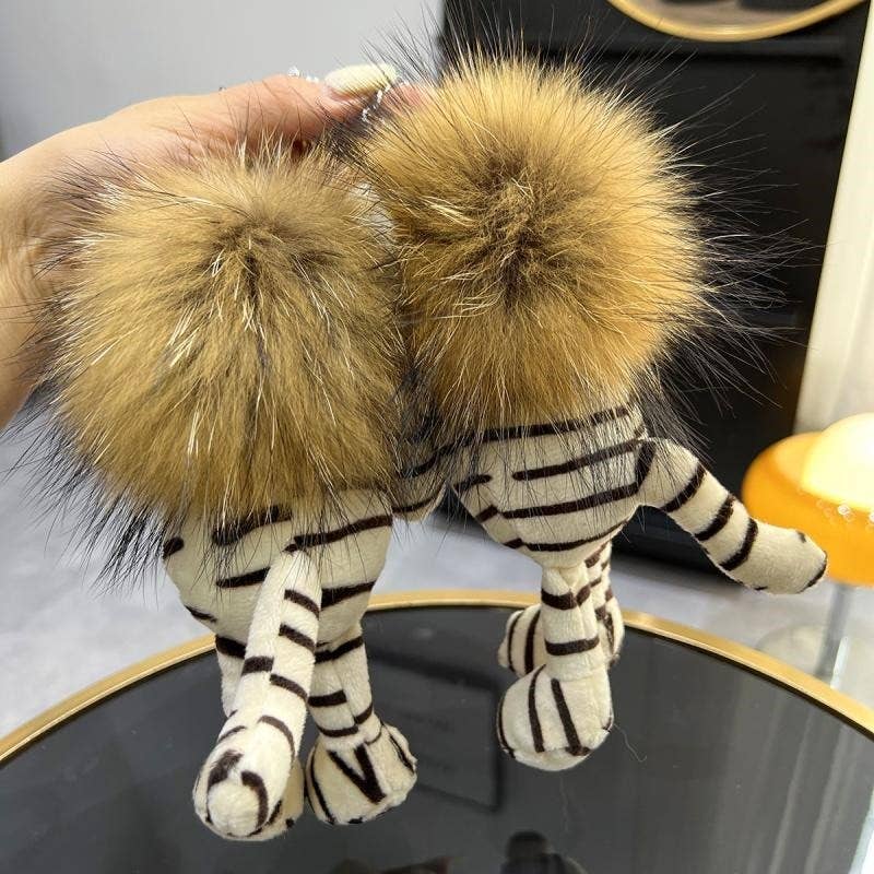 FurDecoration - Venta al por mayor Llavero - Mujer - Lindo llavero con forma de muñeco de tigre con piel de mapache, colgante en forma de llavero de coche6