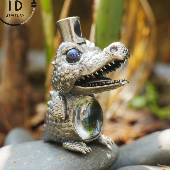 Colgante tótem en plata 925 con vientre de cristal, figura de cocodrilo con bebé dentro, ojos de labradorita, estilo cuento de hadas gótico, regalo para él. para venta al por mayor de idjewelry
