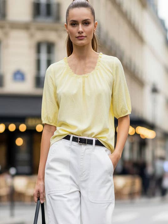 BLUSE MED KNAPFORAN OG DETALJER for engroshandel hos VAVA by Joy Han