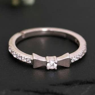 Brillanter Bogenstapler: Natürlicher Moissanit-Ewigkeitsring mit zentralem Fokus für den Großhandel von Princejewelshub