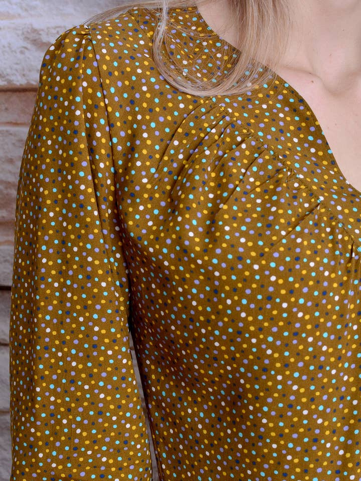 Stadtkind Potsdam – Großhandel Bluse – Damen – Bluse NATALIE braun Punkte ocker Rüschen Polka Dots von STADTKIND POTSDAM