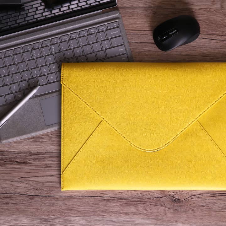 Funda amarilla para portátil con bolsillo y portalápices (12 a 14 pulgadas) para venta al por mayor de Bellagenda Gifts