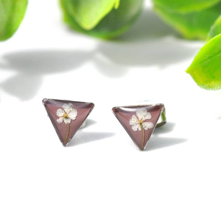 Clous triangulaires en forme de fleur pressée pour la vente par My Beverly Jewelry