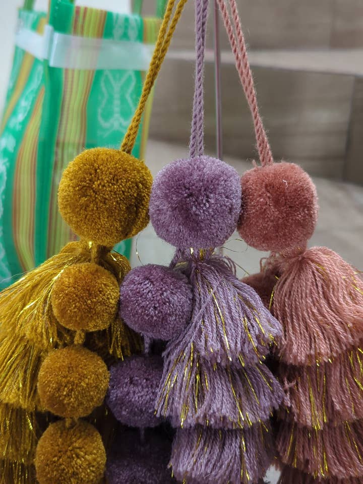 Pompon uni avec ficelle dorée pour la vente par The Faria
