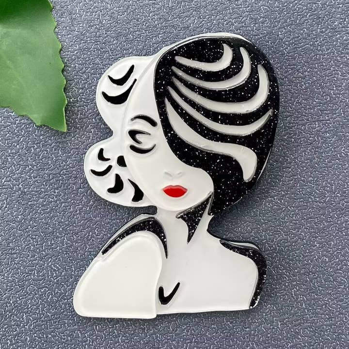 Mode Lockigt Hår Kvinna Akryl Brosch för wholesale av Mio Queena