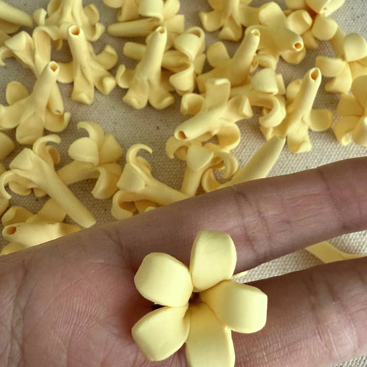 Fiori di Argilla Puakenikeni, Fiori Gialli Naturali, Fatti a Mano (Copia) per la vendita all'ingrosso da parte di OpalHaus